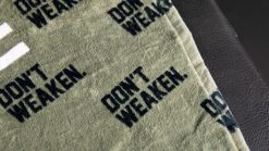 Rogue Fitness Rogue Don't Weaken Gym Towel -Mueller Shop AT0109 WEB3 bdxvlx