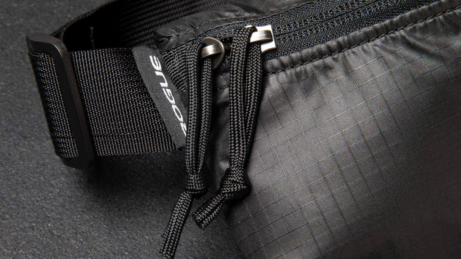 Rogue Fanny Pack Rogue Fitness Rogue Fanny Pack -Mueller Shop RA2333 BLACK WEB2 cm1js2